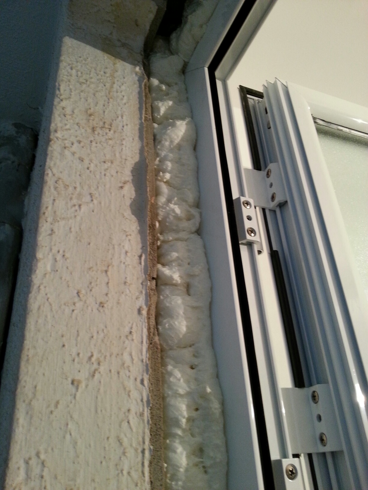La eficacia de la espuma de poliuretano en puertas y ventanas. |  Carpintería de Aluminio Barcelona